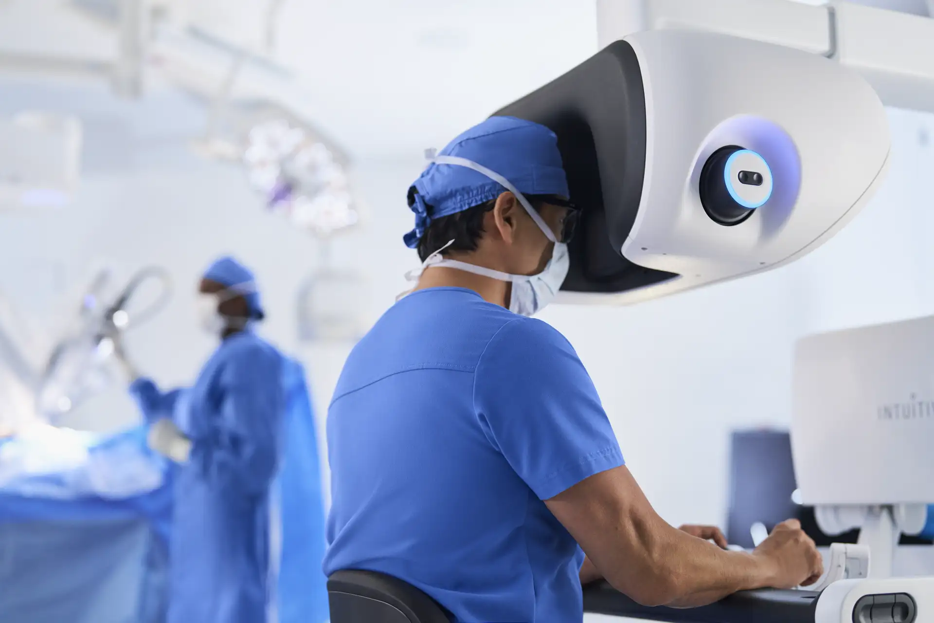 surgeon operating the davinci robotic surgery device